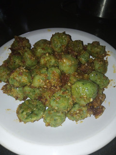 Una foto de Ñoquis de papa y espinaca con pesto de tomates secos y nueces🍽️