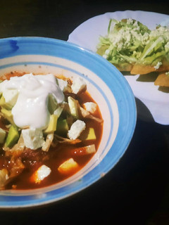 Una foto de Sopa de tortilla y empanadas de queso