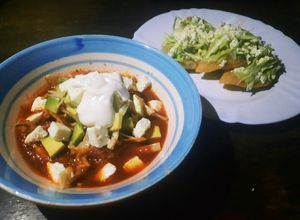 Una foto de Sopa de tortilla y empanadas de queso