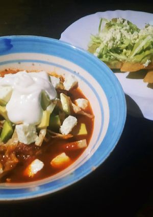 Una foto de Sopa de tortilla y empanadas de queso