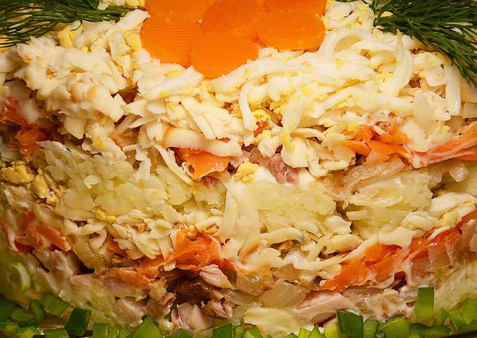Слоеный салат с копченой курицей и колбасным сыром 