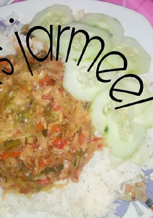 A picture of White rice with vegetable sauce.