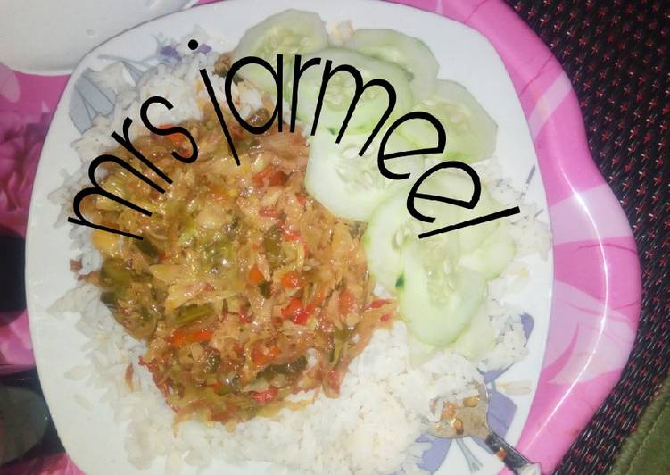 White rice with vegetable sauce