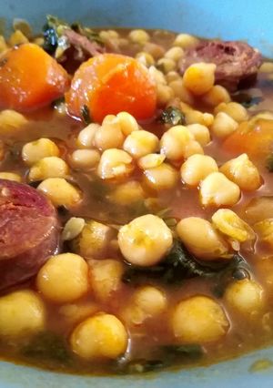 Una foto de Garbanzos con acelgas y chorizo