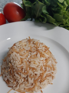 Una foto de Arroz con fideos para acompañar comida árabe preferiblemente