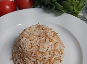 Una foto de Arroz con fideos para acompañar comida árabe preferiblemente