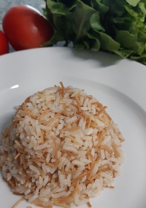 Una foto de Arroz con fideos para acompañar comida árabe preferiblemente