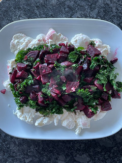 Una foto de 🥗 ENSALADA DE BETABEL, KALE Y BURRATA 🥬🧀