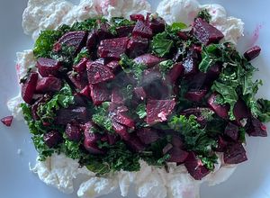 Una foto de 🥗 ENSALADA DE BETABEL, KALE Y BURRATA 🥬🧀