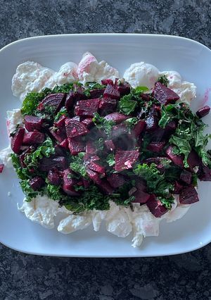 Una foto de 🥗 ENSALADA DE BETABEL, KALE Y BURRATA 🥬🧀