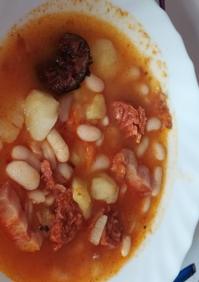 Una foto de Fabada asturiana. Alubias blancas con compango en Thermomix