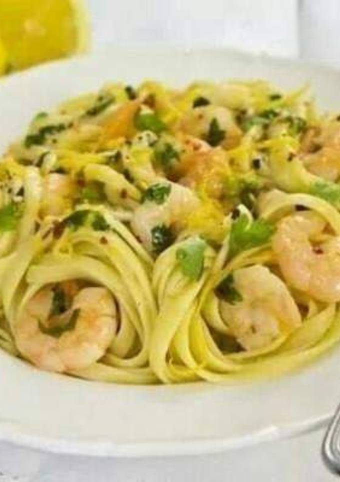 Паста с чесноком и креветками