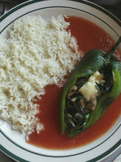 Una foto de Chile Relleno con champiñones