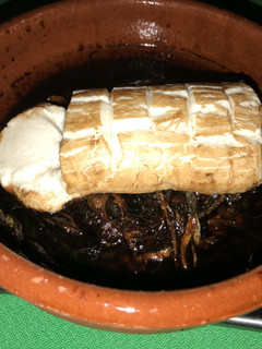Una foto de Rulo de queso de Cabra sobre cebolla caramelizada y vinagre balsámico al horno