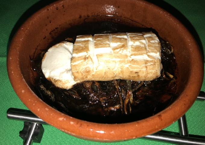 Foto principal de Rulo de queso de Cabra sobre cebolla caramelizada y vinagre balsámico al horno