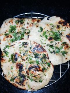 तंदूरी नान रोटी (Tandoori naan Recipe In Hindi) रेसिपी मुख्य फोटो