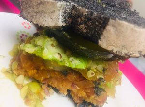 Una foto de Sándwich vegano de frijol, nueces y pan de masa madre