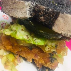 Sándwich vegano de frijol, nueces y pan de masa madre