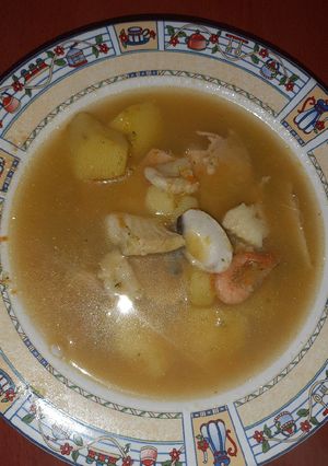 Una foto de Sopa de pescado con papas