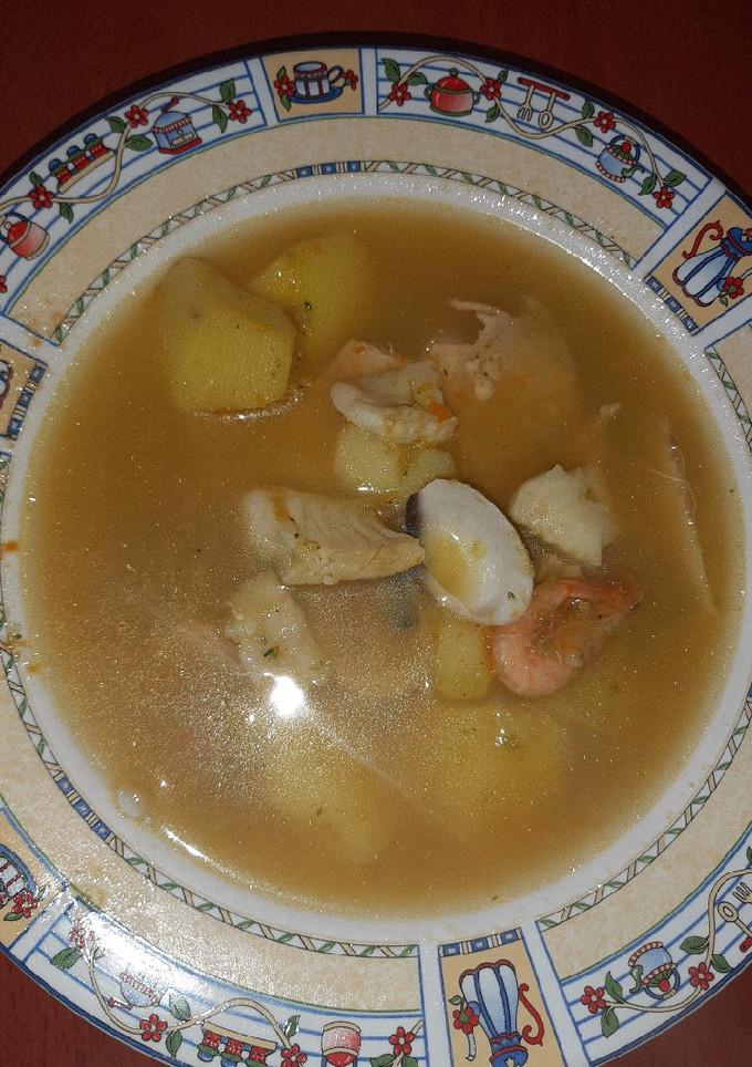 Una foto de Sopa de pescado con papas