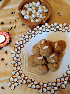 सोंठ के लड्डू (Sonth ke Laddu recipe in Hindi) रेसिपी मुख्य फोटो