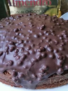 Una foto de Bizcocho con chocolate de turrón crujiente