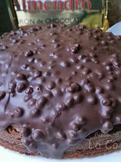 Una foto de Bizcocho con chocolate de turrón crujiente