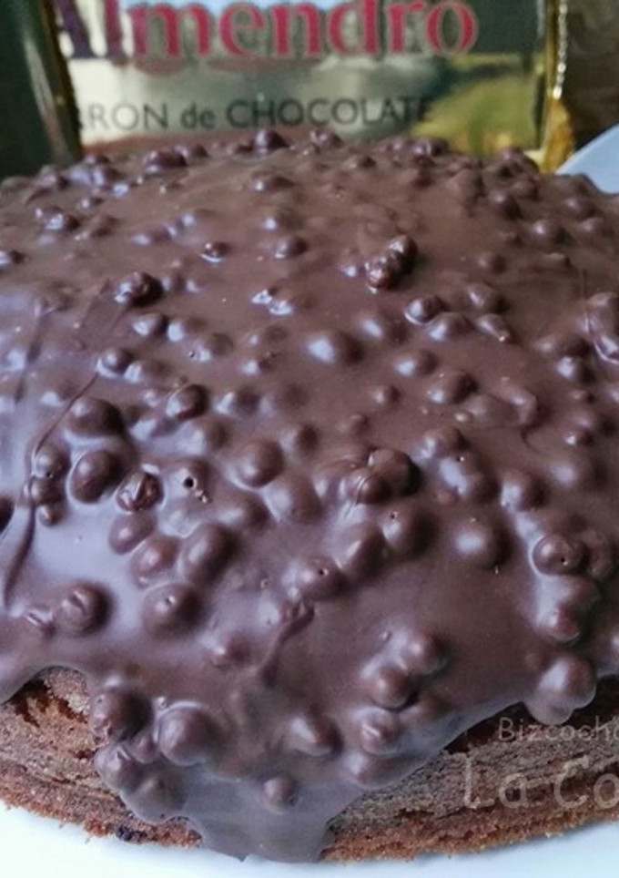 Una foto de Bizcocho con chocolate de turrón crujiente