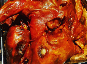 Una foto de Lechón al horno peruano