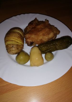 Rántott csirkecomb tojásmentes panírban, hasselback krumplival recept fotója