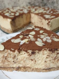 Una foto de Tarta mousse de turrón y polvorones
