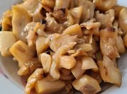 Una foto de chocos encebollado