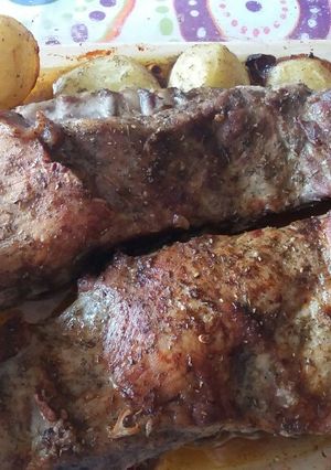 Una foto de Costillar de cerdo al horno con patatas