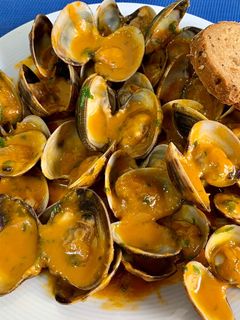Una foto de Almejas a la marinera gallega