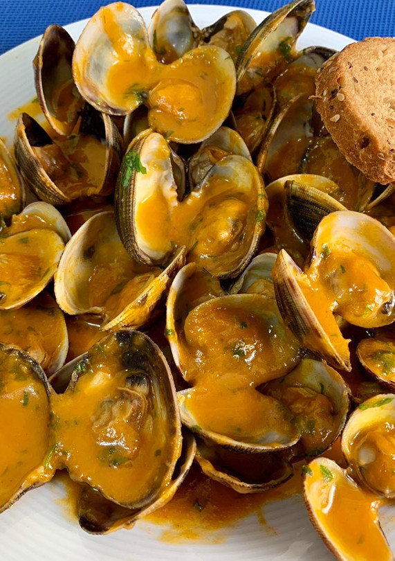 Una foto de Almejas a la marinera gallega