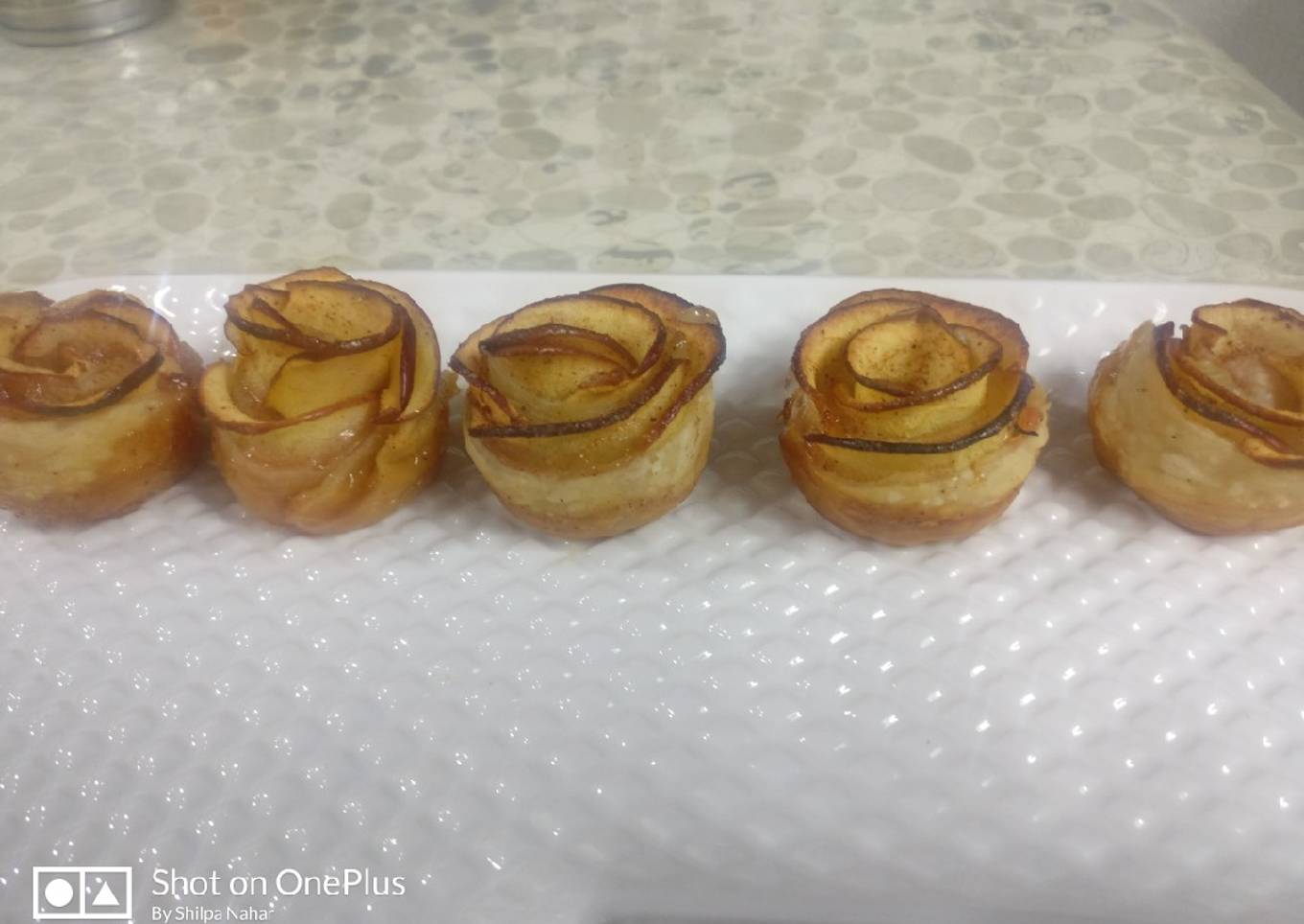 Baked apple roses