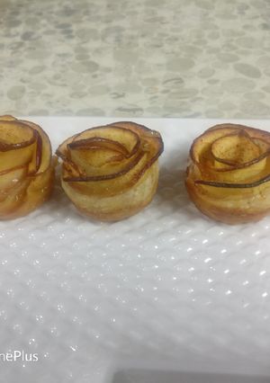A picture of Baked apple roses.