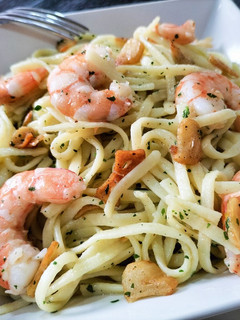Una foto de Tallarines con langostinos y ajos fritos