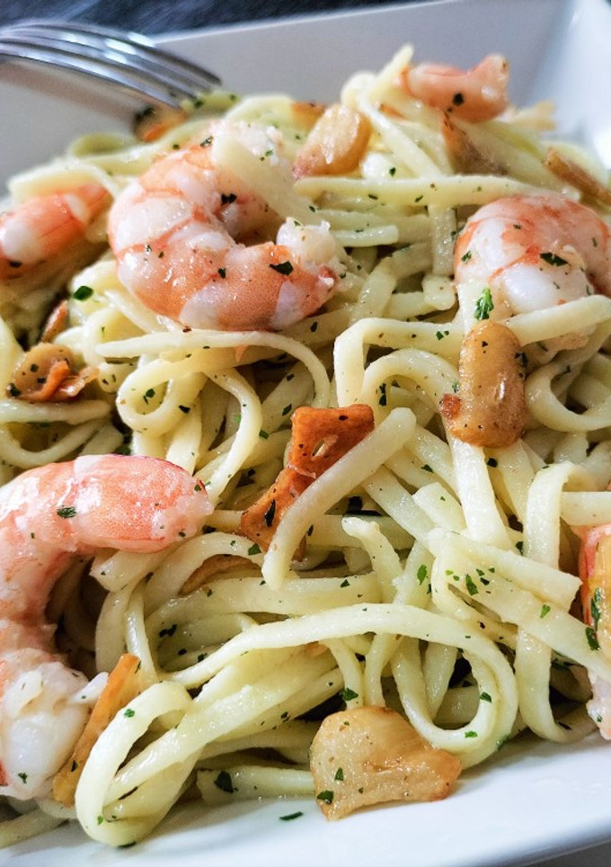 Una foto de Tallarines con langostinos y ajos fritos