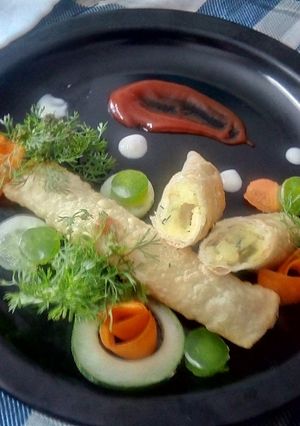 A picture of Potato Cheese Spring Roll.