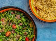 Una foto di insalata di acciughe