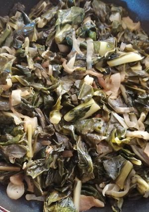 Una foto de Salteado de acelgas y hojas de coliflor