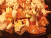 Una foto de bisteck con ensalada
