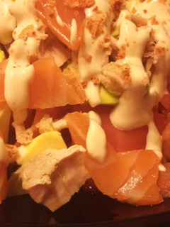 Una foto de Ensalada de Tomate, Salmón Ahumado, Atún y Aguacate Mayonesa de Soja y Cristales de Sal al Pimentón