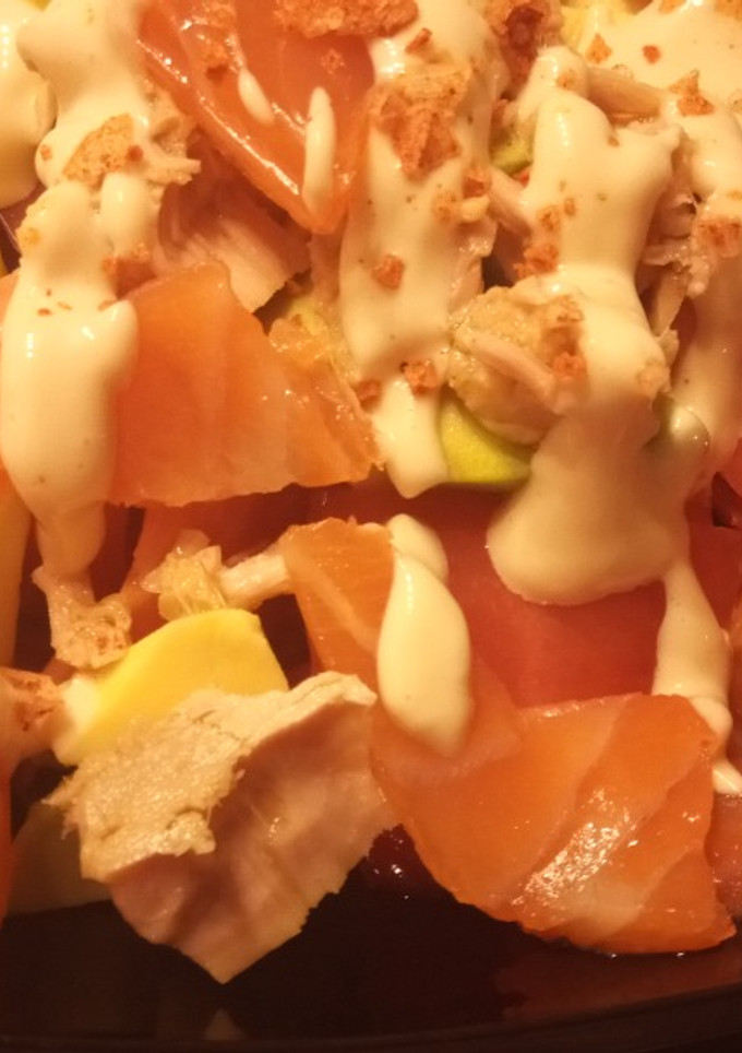 Una foto de Ensalada de Tomate, Salmón Ahumado, Atún y Aguacate Mayonesa de Soja y Cristales de Sal al Pimentón