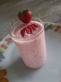 स्ट्रॉबेरी लस्सी (Strawberry lassi 😊😊😊 recipe in hindi) रेसिपी मुख्य फोटो