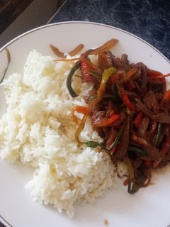 Una foto de Carne con verduras salteadas