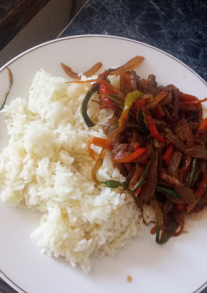 Una foto de Carne con verduras salteadas