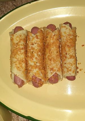 Una foto de Salchichas crujientes con doritos y queso