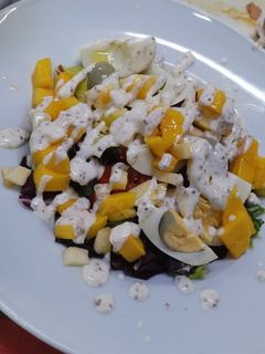 Una foto de Ensalada de mango y salsa de yogurt